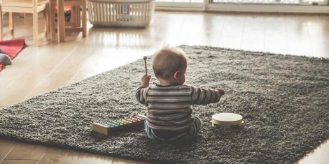 Apprentissage et jeux enfant et bébé de 0 à 12 mois - Naître et grandir