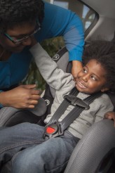 Comment attacher et serrer les ceintures dans un siège auto