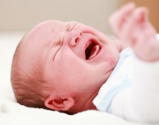Un bébé qui pleure beaucoup en intégration